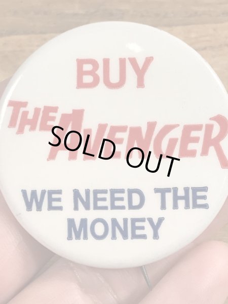 60~70年代頃のBuy The Avenger We Need The Moneyのメッセージが書かれたビンテージの缶バッジ
