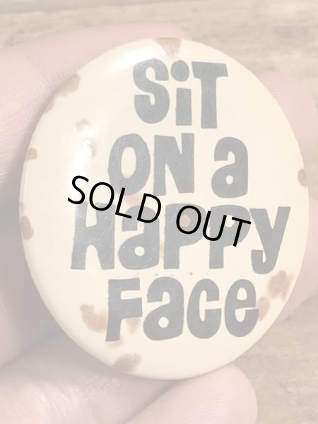80年代頃のSit On A Happy Faceのメッセージが書かれたビンテージの缶バッジ