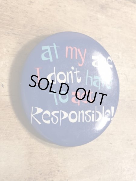 80年代頃のAt My Age I Don't Have To Act Responsible!のメッセージが書かれたビンテージの缶バッジ