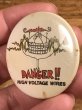 80'sのDanger!! High Voltage Wiresのメッセージが書かれたヴィンテージの缶バッチ