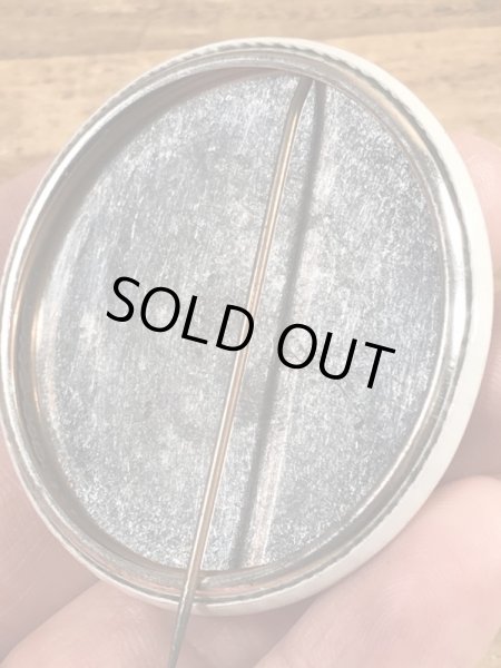 60~70年代頃のBuy The Avenger We Need The Moneyのメッセージが書かれたビンテージの缶バッジ