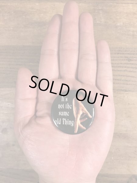 90年代頃のIt's Not The Same Old Thingのメッセージが書かれたヴィンテージの缶バッチ