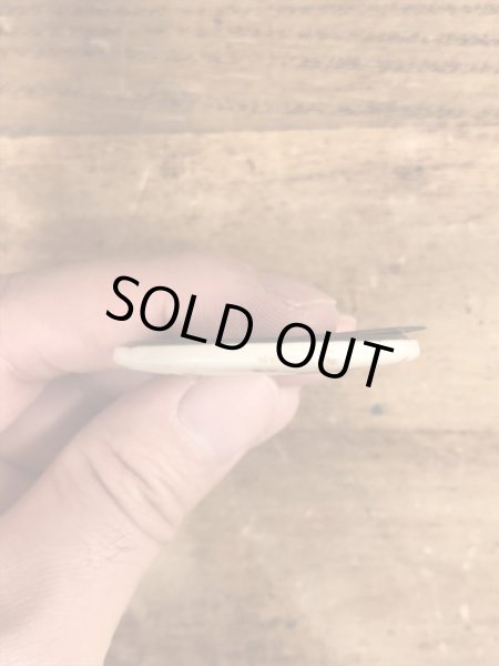 60’sのIgnore This Button!のメッセージが書かれたヴィンテージの缶バッジ