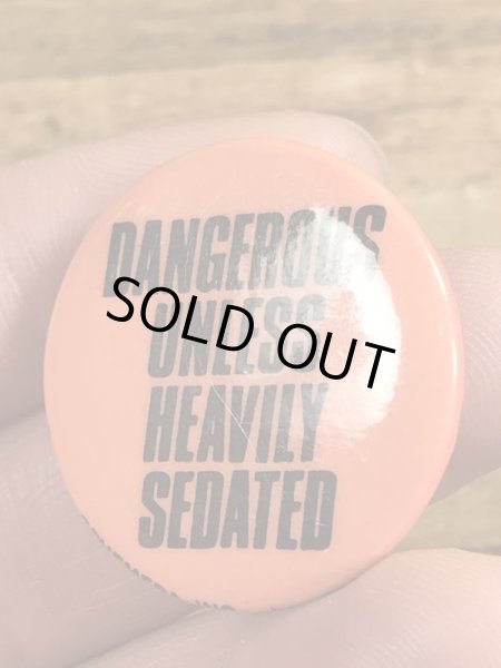 80'sのDangerous Unless Heavily Sedatedのメッセージが書かれたビンテージの缶バッジ