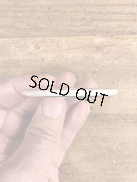 60~70'sのBuy The Avenger We Need The Moneyのメッセージが書かれたヴィンテージの缶バッチ