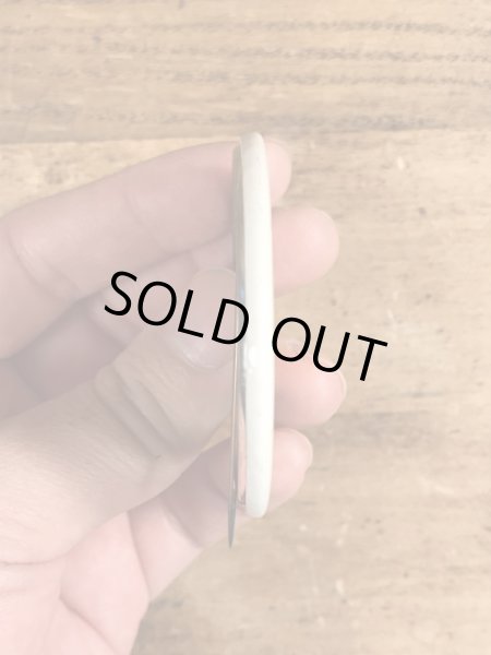 60~70年代頃のBuy The Avenger We Need The Moneyのメッセージが書かれたビンテージの缶バッジ