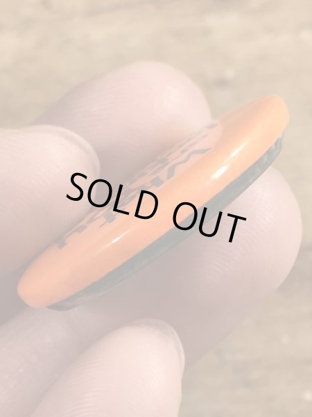 80年代頃のWhat Are You Looking At, Dicknoseのメッセージが書かれたビンテージの缶バッジ