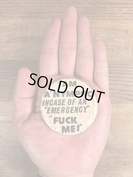 80年代頃のI Am A Nympho Incase Of An... のメッセージが書かれたヴィンテージの缶バッチ