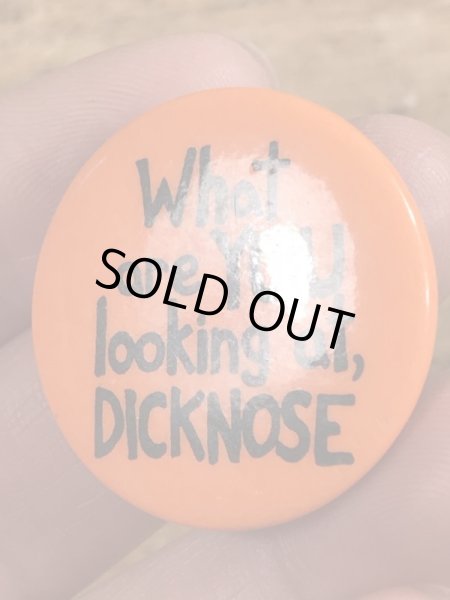 80'sのWhat Are You Looking At, Dicknoseのメッセージが書かれたヴィンテージの缶バッチ