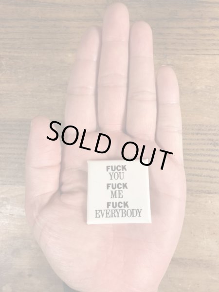 80年代頃のFuck You Fuck Me Fuck Everybodyのメッセージが書かれたヴィンテージの缶バッチ