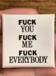 80年代頃のFuck You Fuck Me Fuck Everybodyのメッセージが書かれたヴィンテージの缶バッチ