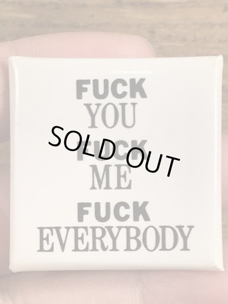 80年代頃のFuck You Fuck Me Fuck Everybodyのメッセージが書かれたヴィンテージの缶バッチ