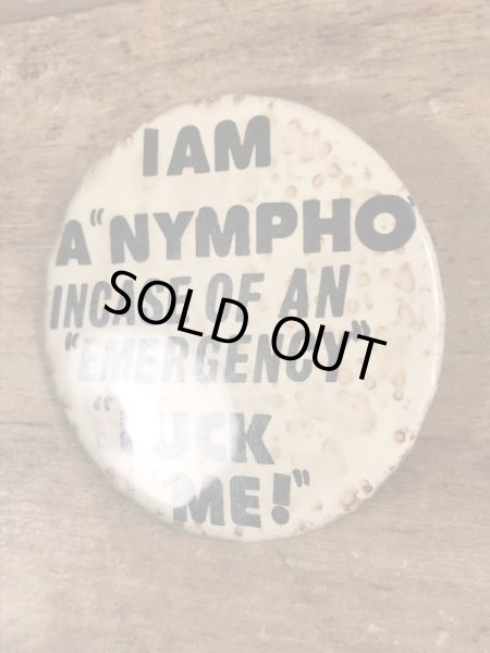 80's のI Am A Nympho Incase Of An... のメッセージが書かれたビンテージの缶バッジ
