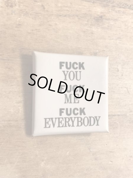 80年代頃のFuck You Fuck Me Fuck Everybodyのメッセージが書かれたヴィンテージの缶バッチ