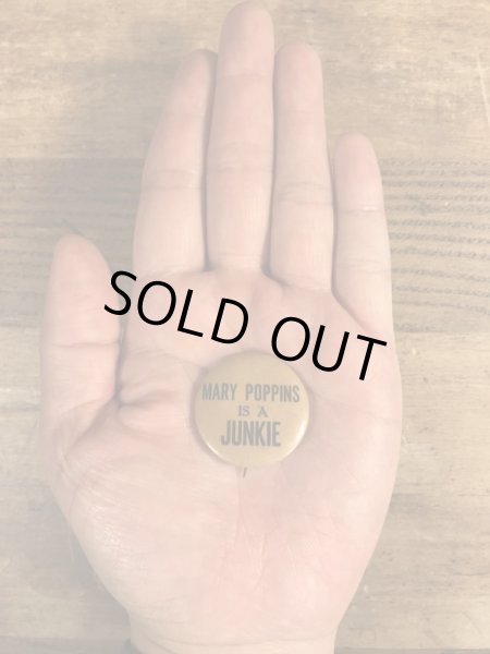 60年代頃のMary Poppins Is A Junkieメッセージが書かれたビンテージの缶バッチ