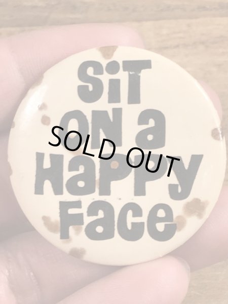 80年代頃のSit On A Happy Faceのメッセージが書かれたビンテージの缶バッジ
