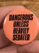 80年代頃のDangerous Unless Heavily Sedatedのメッセージが書かれたヴィンテージの缶バッチ