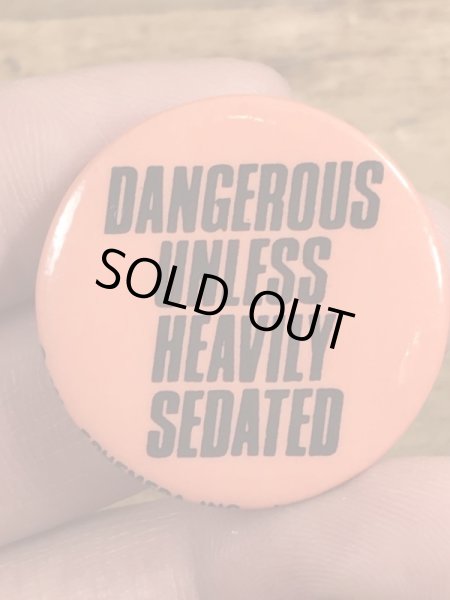 80年代頃のDangerous Unless Heavily Sedatedのメッセージが書かれたヴィンテージの缶バッチ