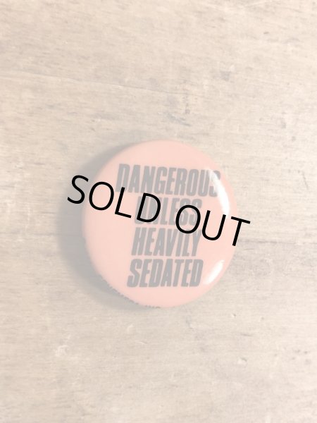 80年代頃のDangerous Unless Heavily Sedatedのメッセージが書かれたヴィンテージの缶バッチ