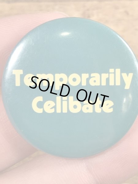 80年代頃のTemporarily Celibateのメッセージが書かれたビンテージの缶バッジ