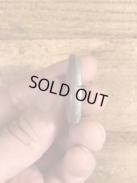 60~70年代頃のWomen Should Be Obscene & Not Heardのメッセージが書かれたビンテージの缶バッジ