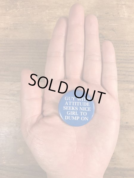 80年代頃のGuy With Attitude...のメッセージが書かれたヴィンテージの缶バッチ