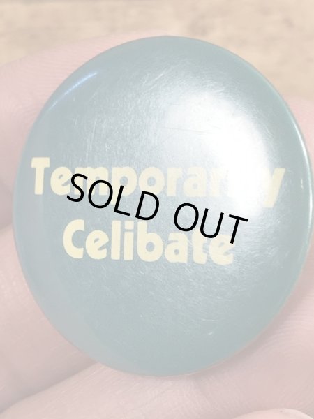 80'sのTemporarily Celibateのメッセージが書かれたヴィンテージの缶バッチ