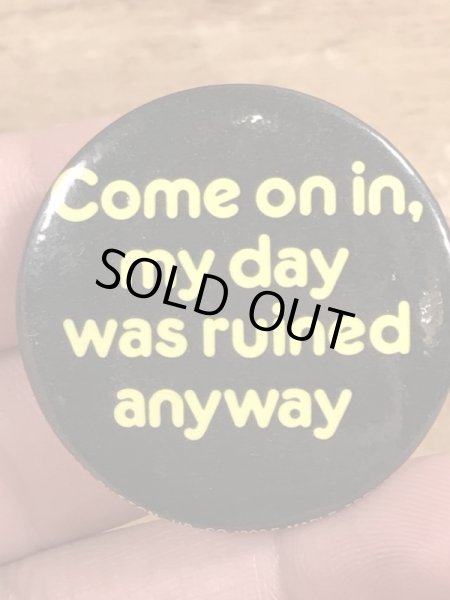 80年代頃Come On In, My Day Was Ruined Anywayのメッセージが書かれたビンテージの缶バッジ