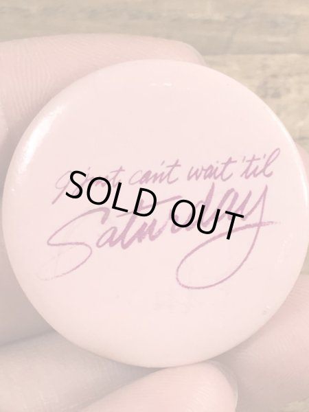 80年代頃のI Just Can't Wait 'Til Saturdayのメッセージが書かれたヴィンテージの缶バッチ