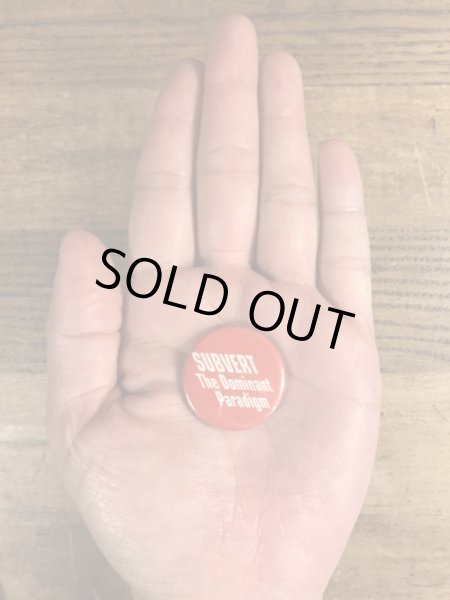 80年代頃のSubvert The Dominant Paradigmのメッセージが書かれたビンテージの缶バッジ