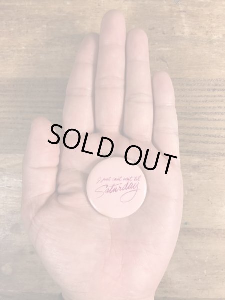 80年代頃のI Just Can't Wait 'Til Saturdayのメッセージが書かれたヴィンテージの缶バッチ