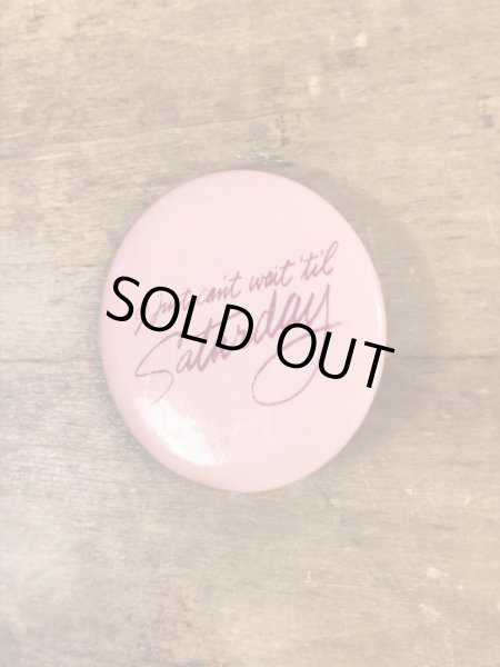 80'sのI Just Can't Wait 'Til Saturdayのメッセージが書かれたビンテージの缶バッジ