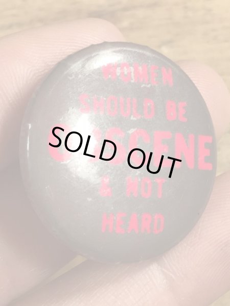 60~70年代頃のWomen Should Be Obscene & Not Heardのメッセージが書かれたビンテージの缶バッジ