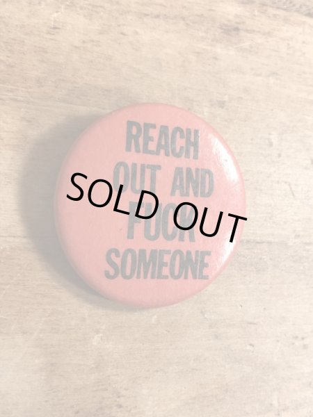 80年代頃のReach Out And Fuck Someoneのメッセージが書かれたビンテージの缶バッジ