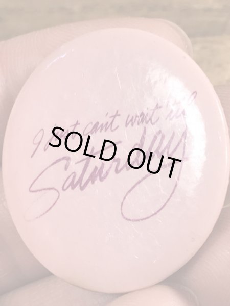 80'sのI Just Can't Wait 'Til Saturdayのメッセージが書かれたビンテージの缶バッジ