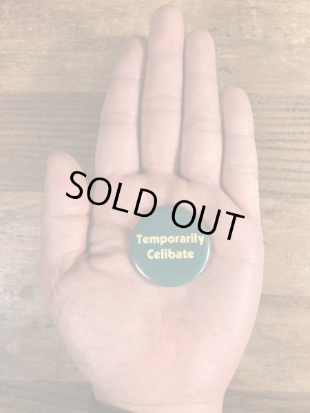 80'sのTemporarily Celibateのメッセージが書かれたヴィンテージの缶バッチ