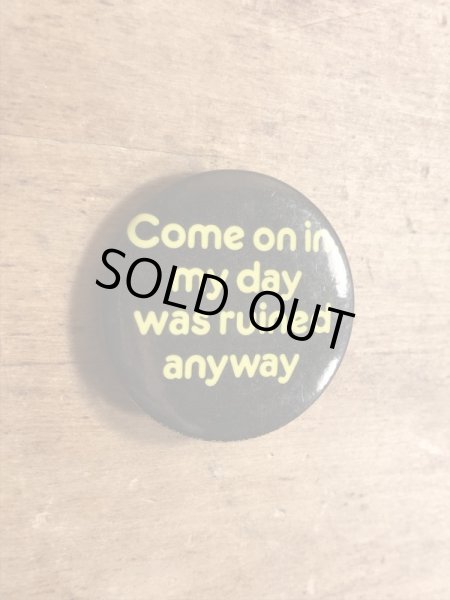 80年代頃Come On In, My Day Was Ruined Anywayのメッセージが書かれたビンテージの缶バッジ