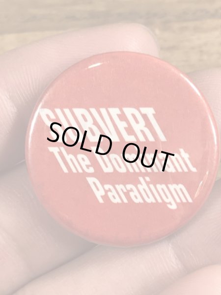 80年代頃のSubvert The Dominant Paradigmのメッセージが書かれたビンテージの缶バッジ