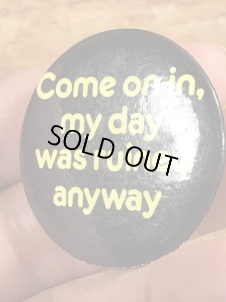 80'sのCome On In, My Day Was Ruined Anywayのメッセージが書かれたヴィンテージの缶バッチ