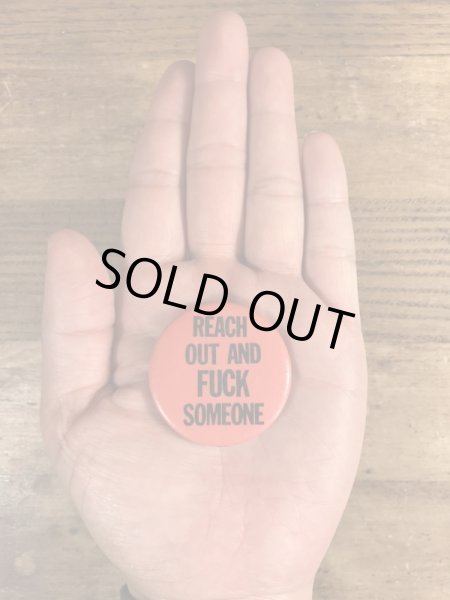 80年代頃のReach Out And Fuck Someoneのメッセージが書かれたビンテージの缶バッジ