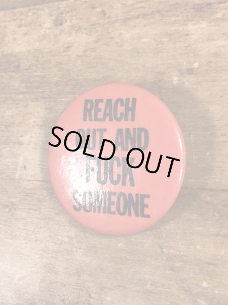 80'sのReach Out And Fuck Someoneのメッセージが書かれたヴィンテージの缶バッチ