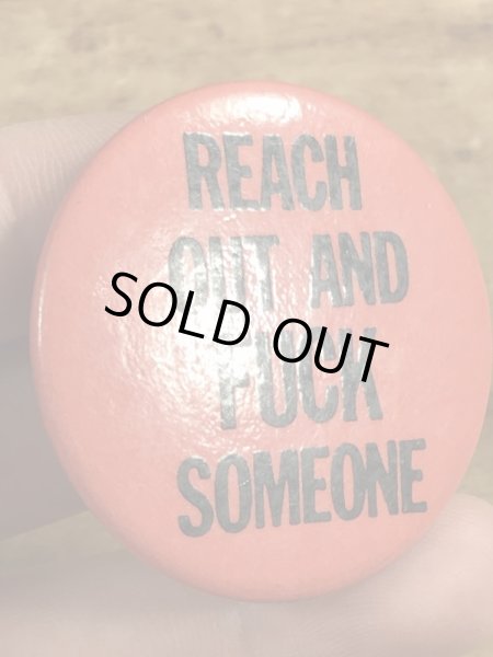 80年代頃のReach Out And Fuck Someoneのメッセージが書かれたビンテージの缶バッジ