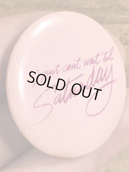 80年代頃のI Just Can't Wait 'Til Saturdayのメッセージが書かれたヴィンテージの缶バッチ