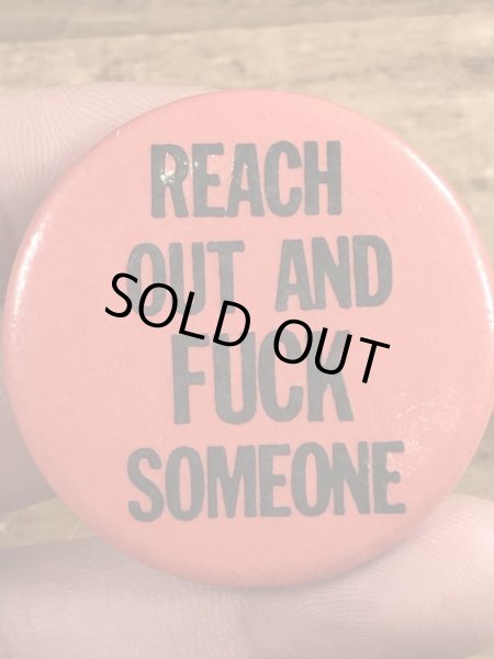 80年代頃のReach Out And Fuck Someoneのメッセージが書かれたビンテージの缶バッジ