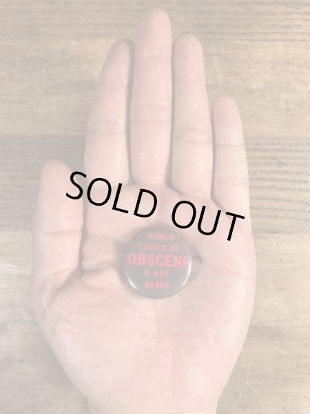 60~70年代頃のWomen Should Be Obscene & Not Heardのメッセージが書かれたビンテージの缶バッジ