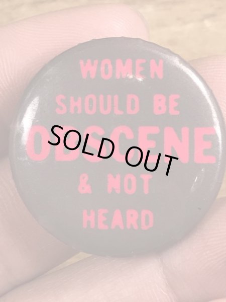 60~70年代頃のWomen Should Be Obscene & Not Heardのメッセージが書かれたビンテージの缶バッジ