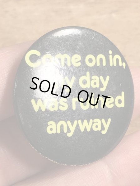 80年代頃Come On In, My Day Was Ruined Anywayのメッセージが書かれたビンテージの缶バッジ