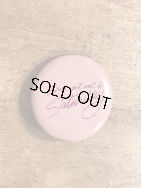 80年代頃のI Just Can't Wait 'Til Saturdayのメッセージが書かれたヴィンテージの缶バッチ