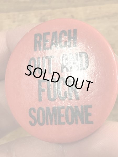 80'sのReach Out And Fuck Someoneのメッセージが書かれたヴィンテージの缶バッチ