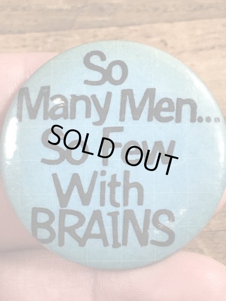 80年代頃のSo Many Men...So Few With Brainsのメッセージが書かれたヴィンテージの缶バッチ